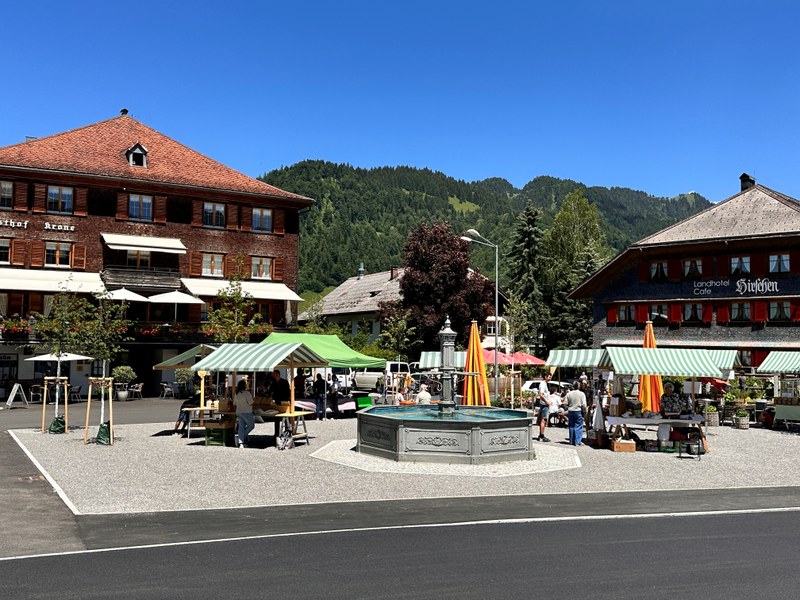 Dorfplatz mit Markt (c) Caroline Jäger.jpg