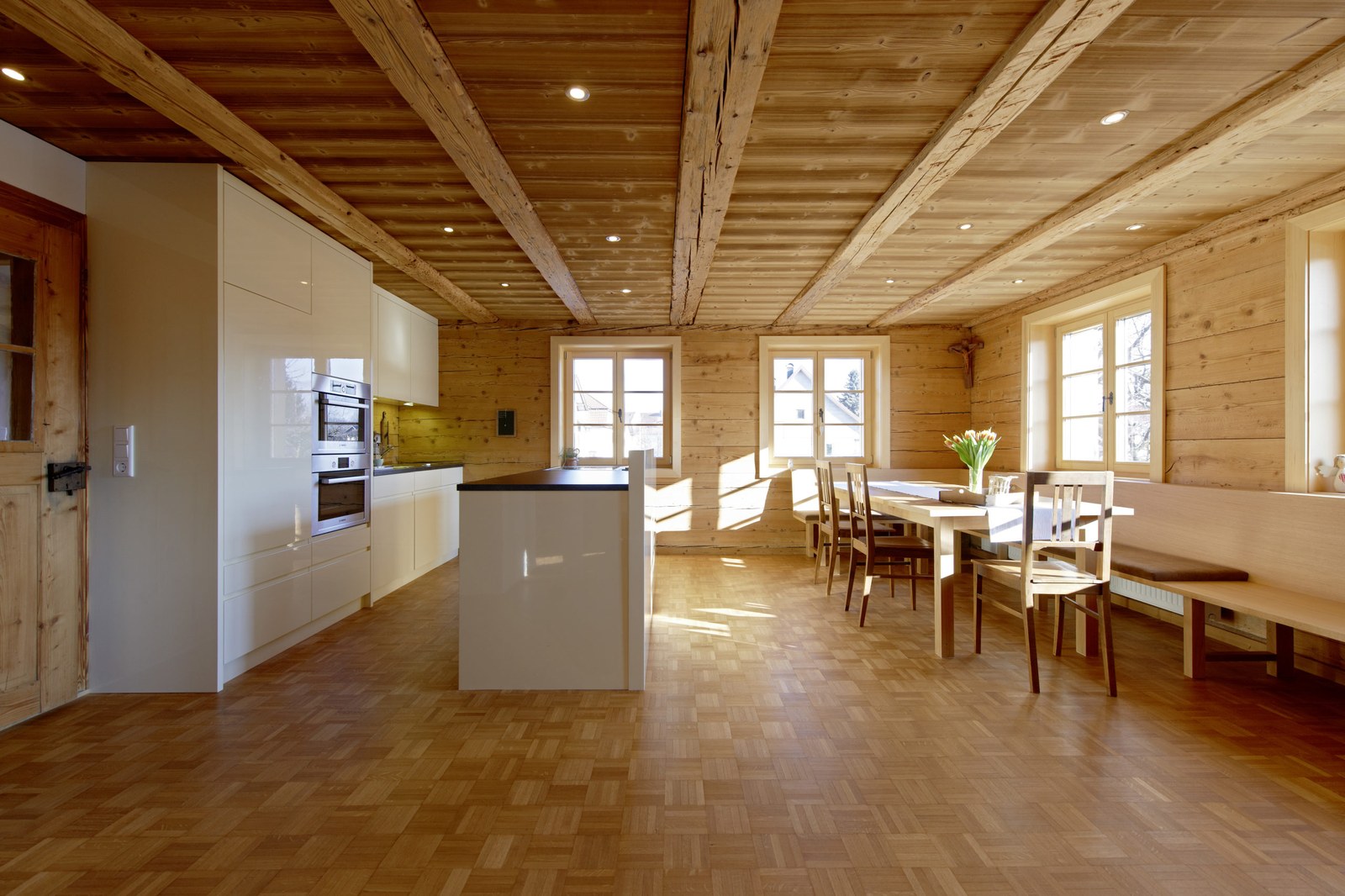 Haus Baur Lustenau, nach der Sanierung, Küche mit Esstisch, CR Vincent Baur · Marcel Hagen, Studio 22