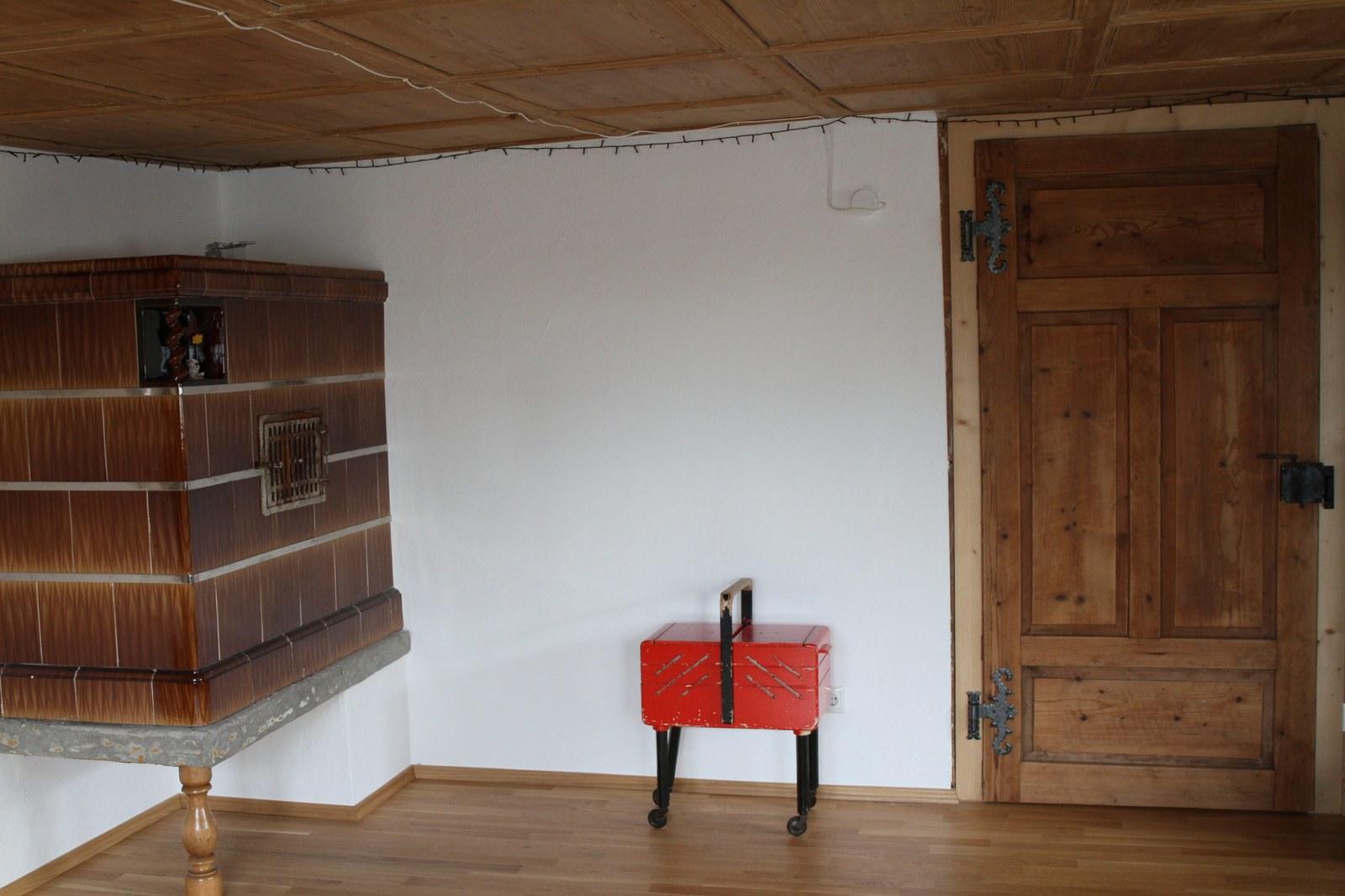 Haus Maurer Wolfurt nach der Sanierung, Wohnraum mit altem Kachelofen, CR Reinhard Maurer