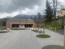 Kinderhaus mit Vorplatz
