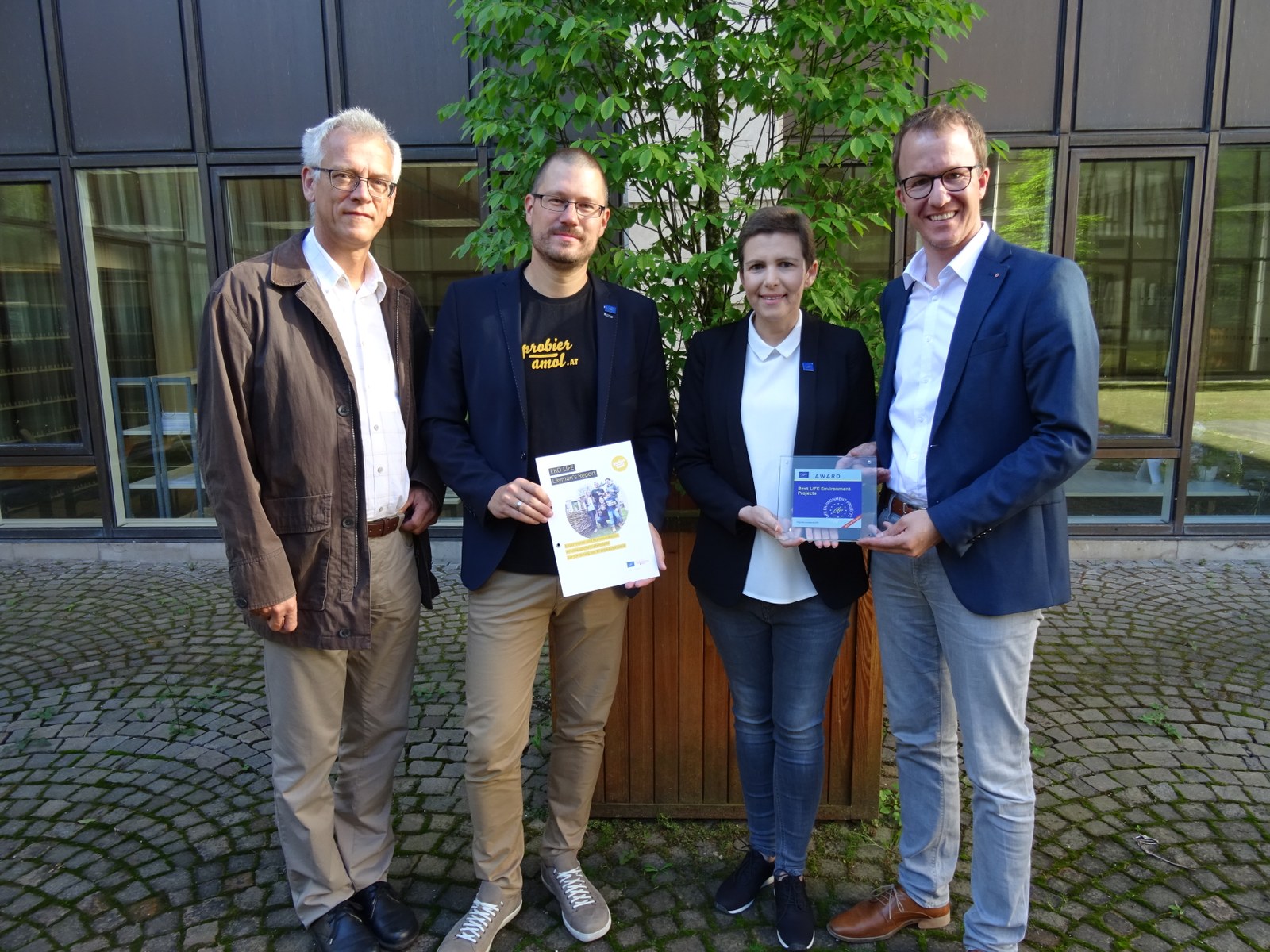 Landesrat Christian Gantner freut sich mit Karin Feurstein-Pichler, Wolfgang Seidel und Josef Burtscher über die Auszeichnung für Probier amol.