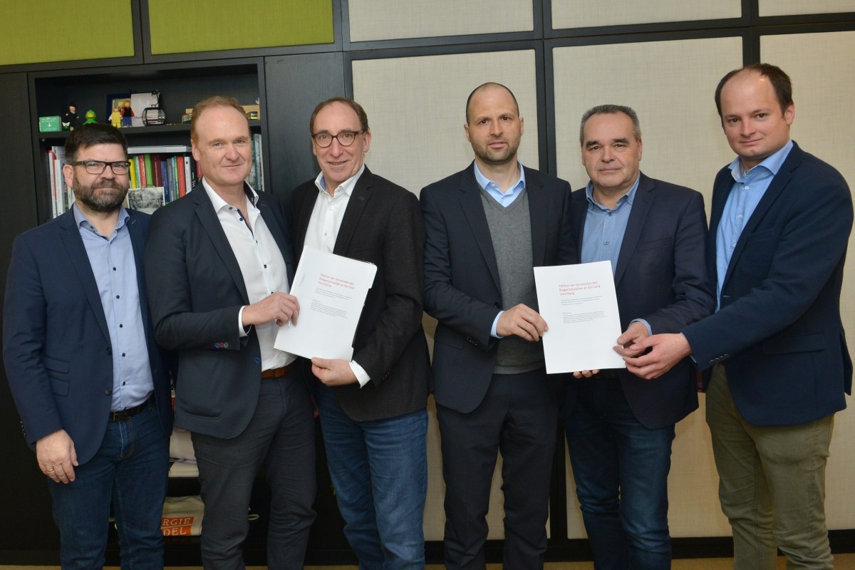 Vier Bürgermeister aus der Energieregion Vorderwald übergeben die Petition für mehr Landesunterstützung im Ausbau von Radinfrastruktur und der Verkehrsberuhigung in Ortszentren. Bild: A. Serra
